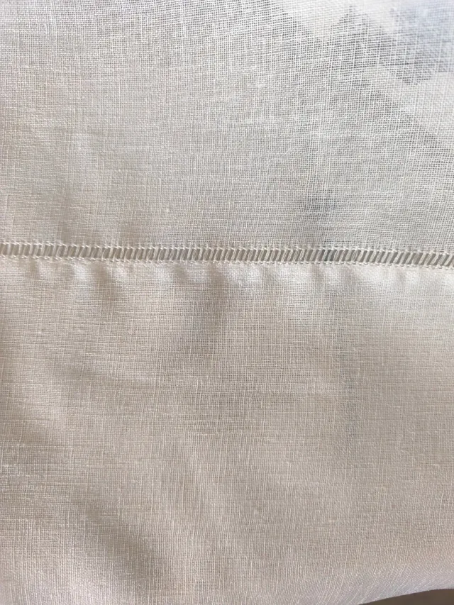 Visillo salón bordado morado