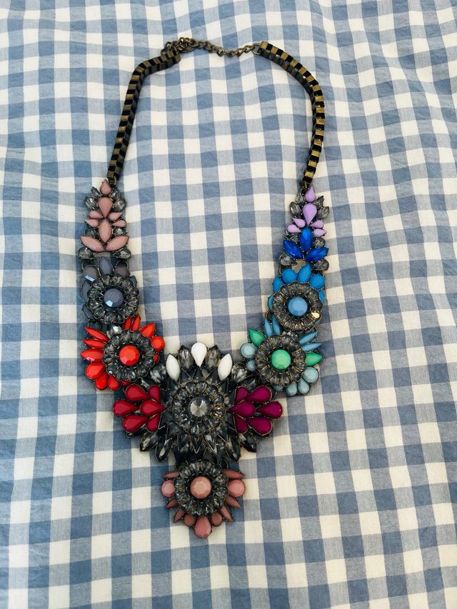 Collar llamativo pedrería multicolor