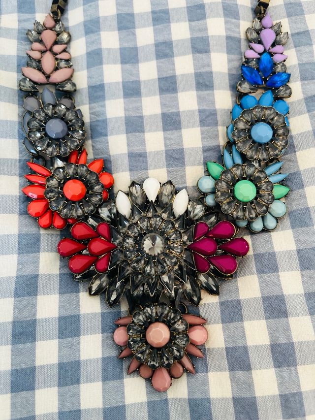 Collar llamativo pedrería multicolor