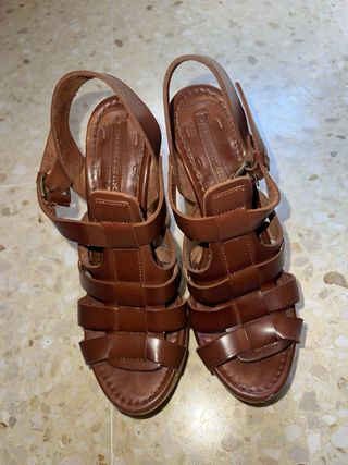 Sandalias tacón Zara, de piel y marrón.