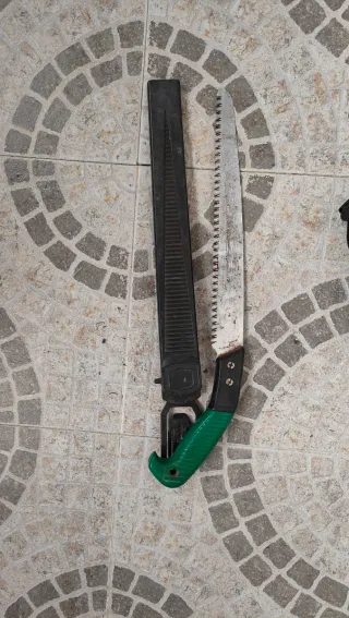 Serrucho de poda con funda