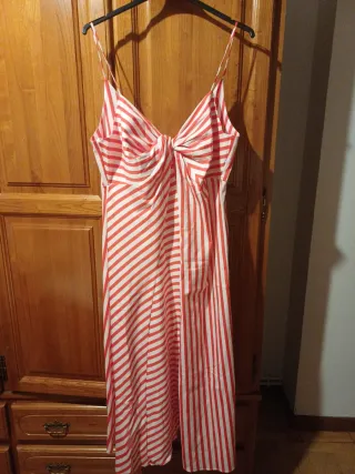 Vestido de tirantes a rayas rojas y blancas