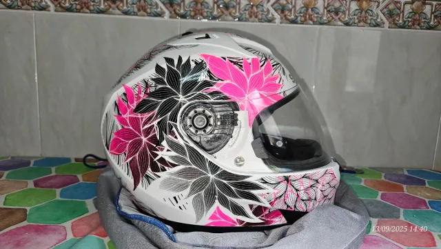 Casco de moto Shark con diseño floral