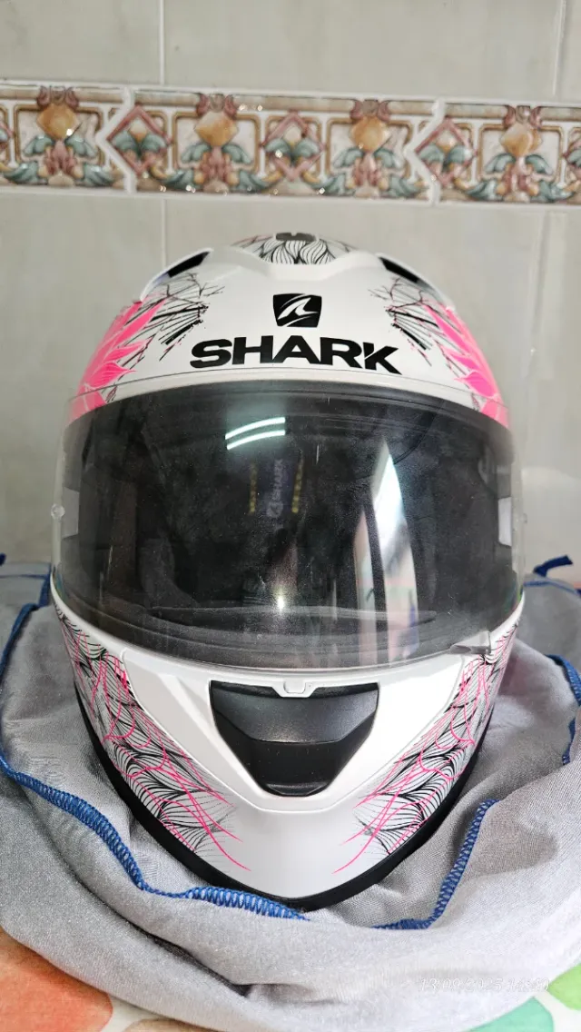 Casco de moto Shark con diseño floral