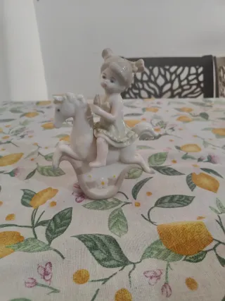 Bomboniera bambina su cavallo in ceramica