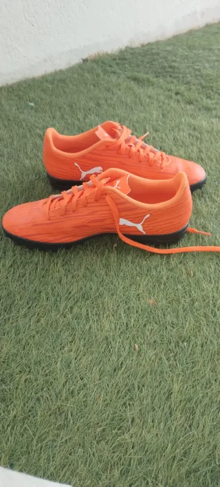 Botas de fútbol naranja Puma multitaco