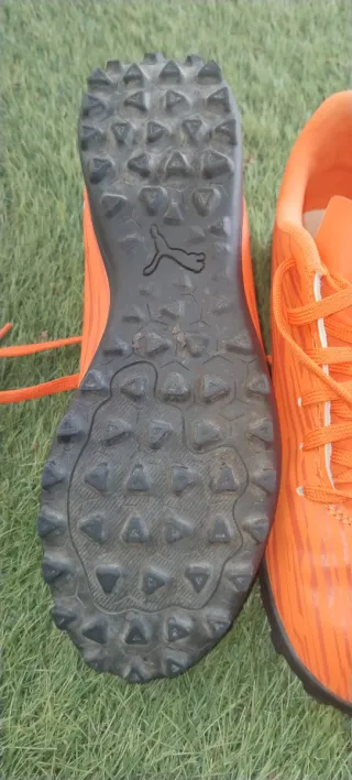 Botas de fútbol naranja Puma multitaco