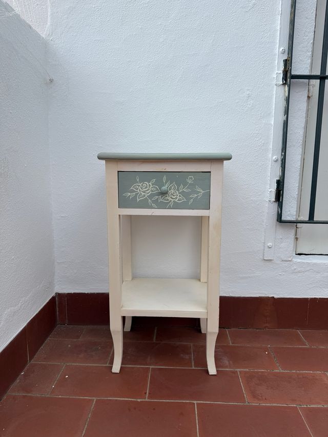 Mesita de noche madera pintada flores