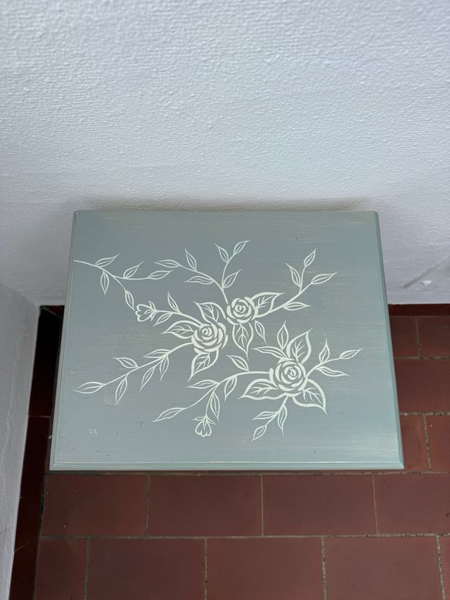 Mesita de noche madera pintada flores