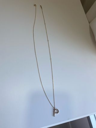 Collar baño oro, inicial P con piedras multicolor