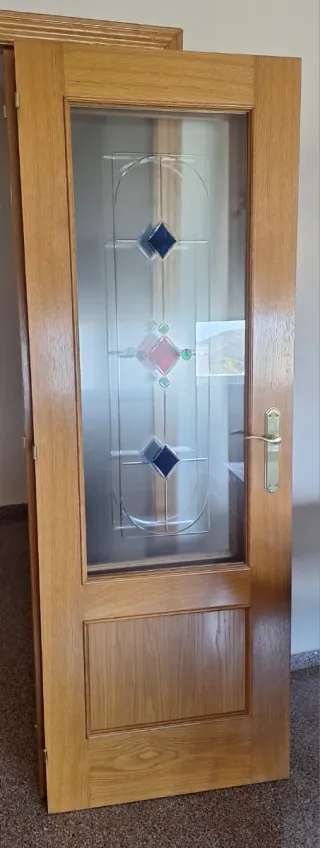 Puerta doble madera con vidrio decorado