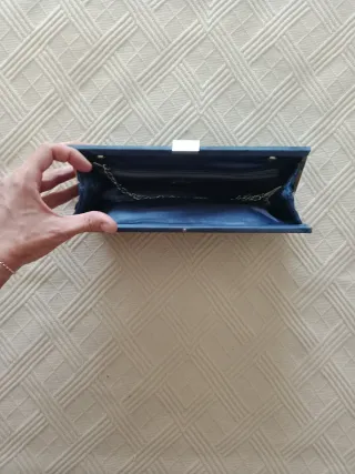 Bolso de fiesta azul con cadena