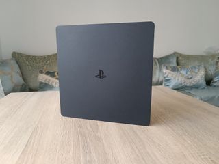 PS4 (PlayStation 4)
