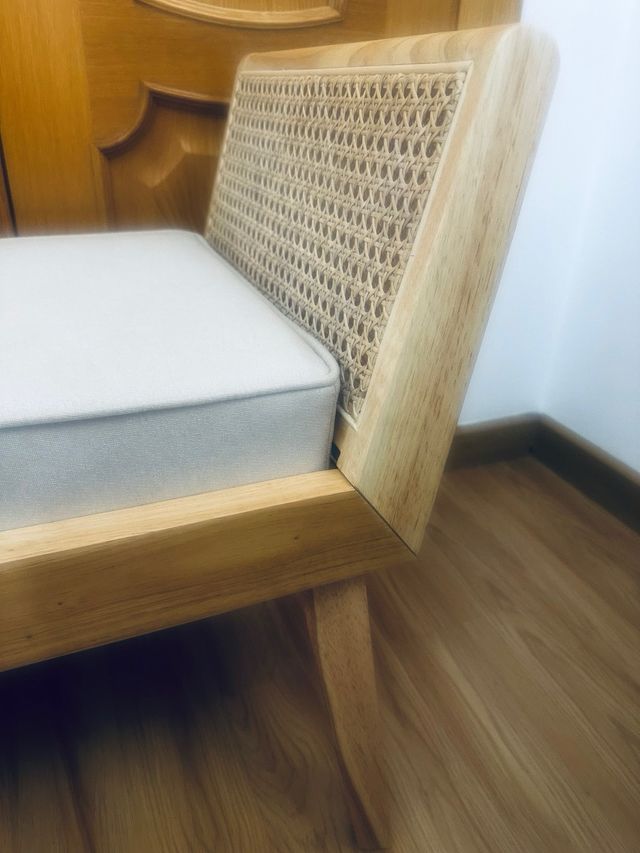 Banco de madera y ratán nuevo