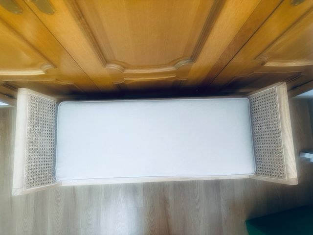 Banco de madera y ratán nuevo