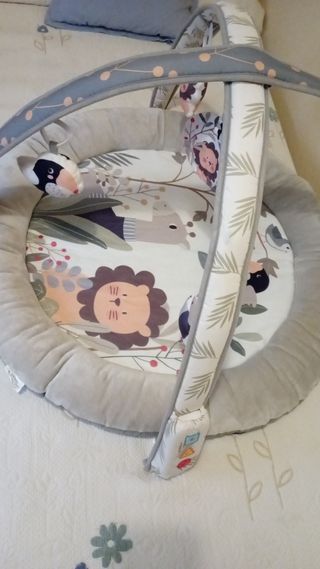 Gimnasio para bebés con peluches