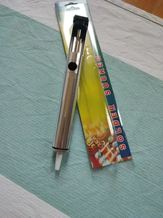 Desoldador de estaño mas otras herramientas