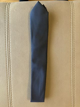 Corbata de vestir azul con puntos