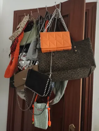 Bolsos negros y naranjas 25 Bolsos . Todos 125 €