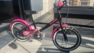 Bicicleta infantil Btwin rosa y negra