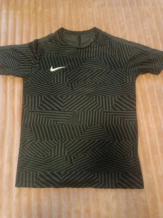 Camiseta Nike Negra y Gris talla 10-12 años