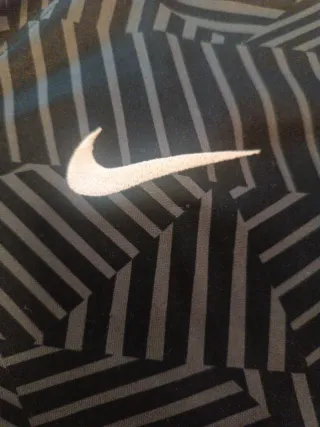 Camiseta Nike Negra y Gris talla 10-12 años