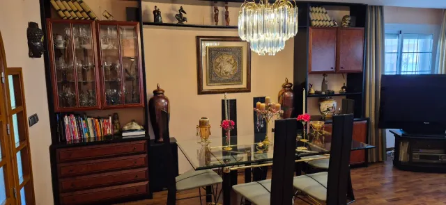 Tavolo da pranzo in vetro e legno