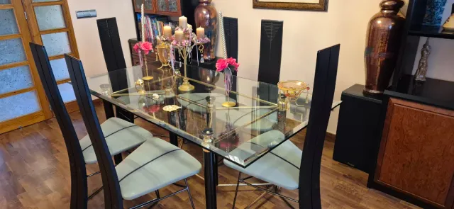 Tavolo da pranzo in vetro e legno