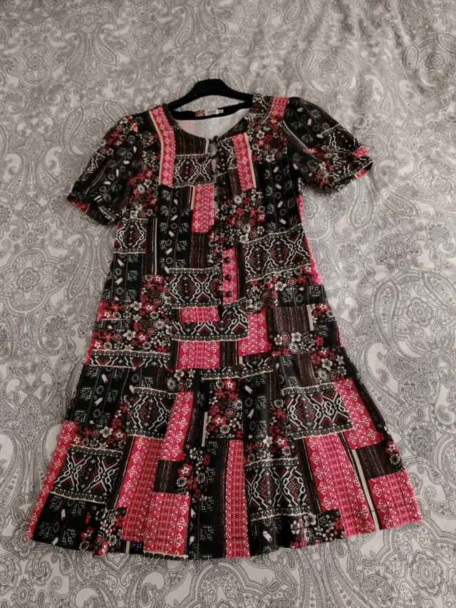 Vestido estampado, corte entallado, con tablas