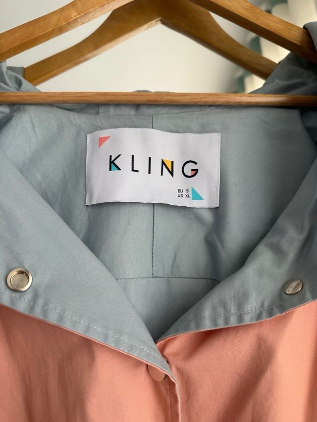 Chaqueta Kling rosa con labios rojos