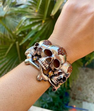 Maxi bracciale con teschi e strass