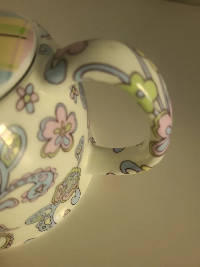 Tetera de porcelana multicolor