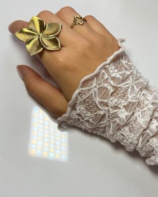 Anillo flor dorada acero inoxidable