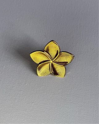 Anillo flor dorada acero inoxidable