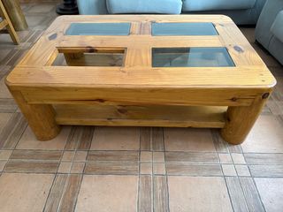 Mesa baja de madera con cristal oscuro