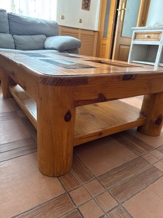 Mesa baja de madera con cristal oscuro