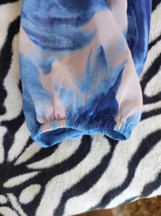 Blusa azul con estampado tie-dye