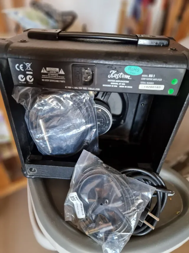 Guitarra Eléctrica Roja + Amplificador Kustom