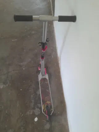 Patinete plegable plateado y rosa