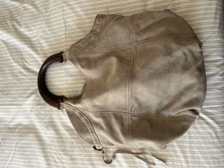 Bolso de ante marrón y beige