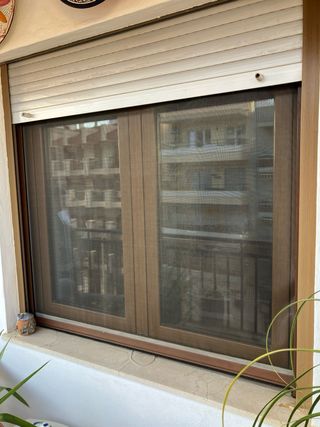 Ventana aluminio color madera.