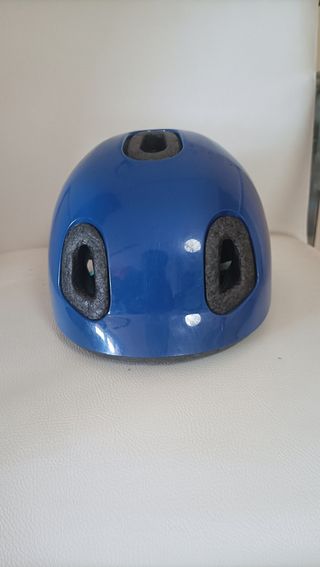 Casco infantil azul para patines y bicicleta