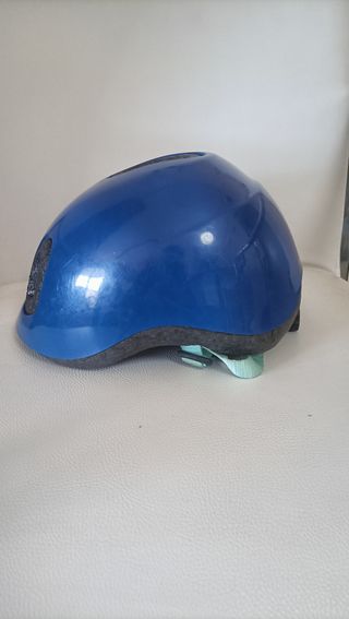 Casco infantil azul para patines y bicicleta