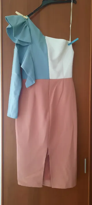 Traje de fiesta azul y rosa