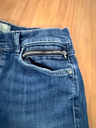 Pantalón vaquero azul con cremallera