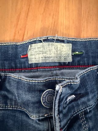 Pantalón vaquero azul con cremallera