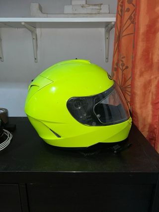 Casco de moto fluorescente