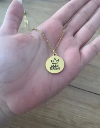 Collar dorado Myke Towers