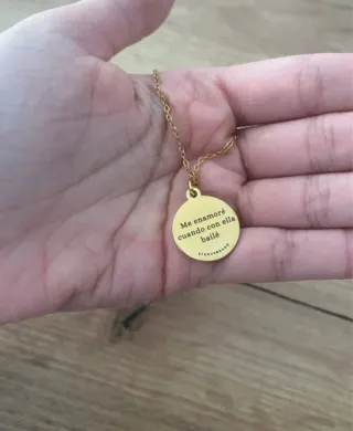 Collar dorado Myke Towers