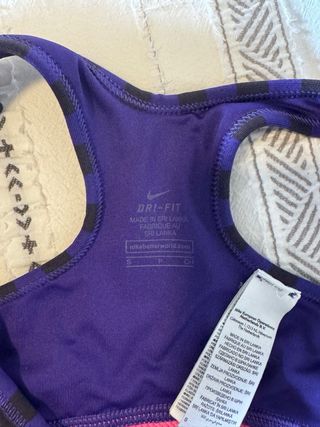 Top deportivo Nike mujer morado y rosa
